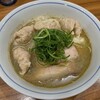 中華そば 西川 - ワンタン見て欲しい。肉いっぱいでデカいの！