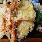 Sobadokoro Kafukutei - 津軽の天ぷらの揚げ方です。天ぷらに天かすを着けるんです。
