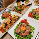 産直トマト無人販売所センター - ビゴーレさんのローストビーフ使用✨トマトはケークサレ(甘くないおかずのようなケーキ)、ナスとアボカドのオリーブオイル焼きにも使用♫ スープはあえてトマト使用せず白いミネストローネに(uωu*)