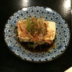 お酒を頼むとついてくる冷奴です