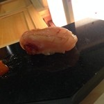 鮨 心白 - 9日寝かせた金目鯛。皮目だけを炭火で直火で炙って（2015.03.16）