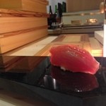 鮨 心白 - 昨日水揚げされた石垣島、キハダマグロの腹の漬け（2015.03.16）