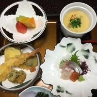古仙 - お刺身は真鯛と縞鯵です、縞鯵のコリコリとした食感が良いですね
                  天ぷらは鞘巻海老と季節の野菜