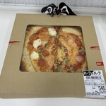 オーケー - 料理写真:ハーフ&ハーフピザ 591円(税込) ※マルゲリータ&シーフード ※売り場のサッカー台で、撮影