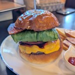 CHILL NEKO - BLT Cheese Burger(パテ、レタス、トマト、オニオン、ベーコン、チェダーチーズ、オリジナルBBQソース)