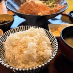 和ごはん とろろ屋 - 熱々もちもちの麦ご飯はお代わり自由