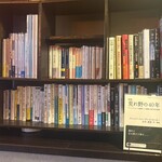胡桃堂喫茶店 - 階段付近の本棚