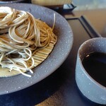 芭蕉 - 蕎麦つゆは少し辛め