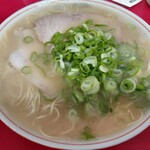 安全食堂 - あっさりスープに福岡にしては厚めのチャーシューが2枚
