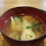 兼山 - 味噌汁の具は油揚げ、椎茸、春菊が入っていていりこ出汁に春菊の香りが食欲を増進します！