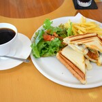 グリーンライフコーヒーロースター - 蔵王産フレッシュモッツァレラと茄子のボロネーゼ のホットサンド