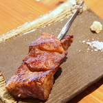 son-ju-cue - ”国産牛サーロインの串焼き”は好みの焼き加減で♪レフォール（西洋ワサビ）やカマルグ、フランス天日塩を添えた一品