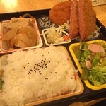 やき鳥居酒屋 新富町 ほそ川 - ランパスでワンコインランチ。今日は居酒屋さんのお弁当。結構ボリュームがありましてお腹いっぱい。ご馳走様でした。