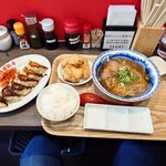 各務原餃子 - 料理写真:そこにはこの、大飯喰らいの男にとって（笑）
『うってつけのメニュー』が書かれていたので

●満腹定食　1,280円
（餃子6個、中華そば、鶏天3個、ライス、人参キムチ）

のボタンをポチッてみた