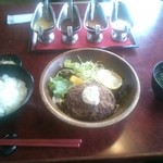 ハンバーグ定食。ドリンク付きで1200円。