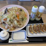 リンガーハット - 料理写真:野菜たっぷり皿うどんと餃子。