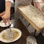 イタリアン酒場ナチュラ - 店員さんが盛ってくれ…