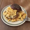 ザ マンチーズ バーガーワークス - マカロニ&チーズバーガー（斜め上）