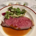 ダイニングルーム - 国産牛のローストビーフ グリーンサラダと山菜のフリット
