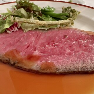 ダイニングルーム - 料理写真:国産牛のローストビーフ グリーンサラダと山菜のフリット