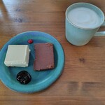 オタコシルコーヒー - 白と黒＆ブレンドのラテ