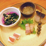 魚菜きし - 八寸（金時草の酢の物、蛸の子、銀ダラの味噌漬け、むかごの揚げ物、猪のベーコン、乾燥明太子）