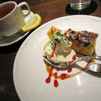 スペイン料理 La Cazuela 三ノ宮 ミント神戸店 - デザート、バナナとチョコのケーキとパンナコッタ