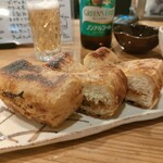 ダイニングバー はち - 栃尾揚げ炙り　味噌がけっこう塩辛く、日本酒向け