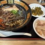 焼鳥 日高 - 料理写真:黒豚骨ラーメン、ピリ辛高菜、チャーシュー6枚トッピング❤️