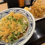 丸亀製麺 - ぶっかけ冷_天かす、ねぎは後乗せ