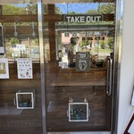 Cafe はぁとの葉っぱ - テイクアウト用の別ドアがあって便利。ここから購入出来ちゃいます。