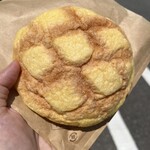 セブンイレブン - 料理写真:熱々のメロンパン。