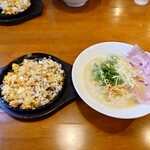 麺屋 美鶏 - 料理写真:基本の味わいであろう

●鶏白湯ラーメン（極塩）　950円

●鉄板チャーハンセット　＋350円

合計　1,300円　を注文してみた