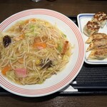 リンガーハット - 料理写真:焼き太めん皿うどん、ぎょうざ3個と焼き焼売2個