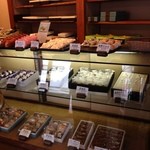 野木 - 昔ながらの和菓子屋さんといった感じの店内