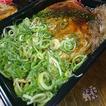 ラ フィアンマ - 「Teppan dining La Fiamma」のお好み焼き
 広島焼き 九条ネギのトッピング