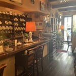 高山珈琲 - 店内。カップがステキ