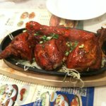 鉄板の上でアツアツです