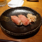 べこ政宗 - お通しのとろ牛たんのお寿司【550円】（2015/3/19）