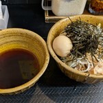 なぜ蕎麦にラー油を入れるのか。 - 料理写真:ポーク肉そば大盛　味玉