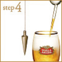 step4:グラスを立てて泡を作ります