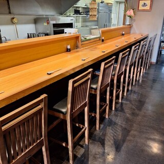 カウンター席ではアラカルト料理もお気軽にご注文いただけます。