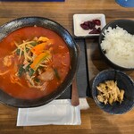 なにわ大衆酒場の赤い星 - 牛肉旨辛ラーメン定食（白ご飯少なめ）
