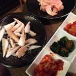 焼肉ホルモン 極 - 牛コリコリ480円税別、やげんなんこつ390円税別、キムチ盛合せ590円税別