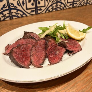 お肉料理とワインで舌鼓