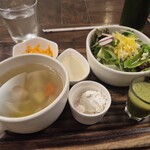 ファンケル ブラウンライス ミイルズ - 野菜たっぷりの前菜プレートです！