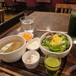 ファンケル ブラウンライス ミイルズ - 右上のケールのジュースにはりんごとケールが入っています。