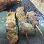 鳥周 - 半丸焼きチキン、ねぎま串、ぼんじり、砂肝、ハツ串、もも串、名物串焼き