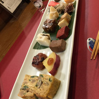 巽蕎麦 志ま平 - 一品一品手がかけられた酒のアテ。蕎麦や蕎麦つゆが使われている。楽しくて酒が進む！