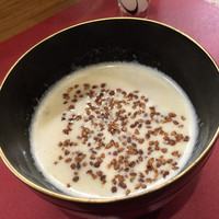 巽蕎麦 志ま平 - 蕎麦の実のスープ。食感、味、ほっこり感など、楽しく美味しい。